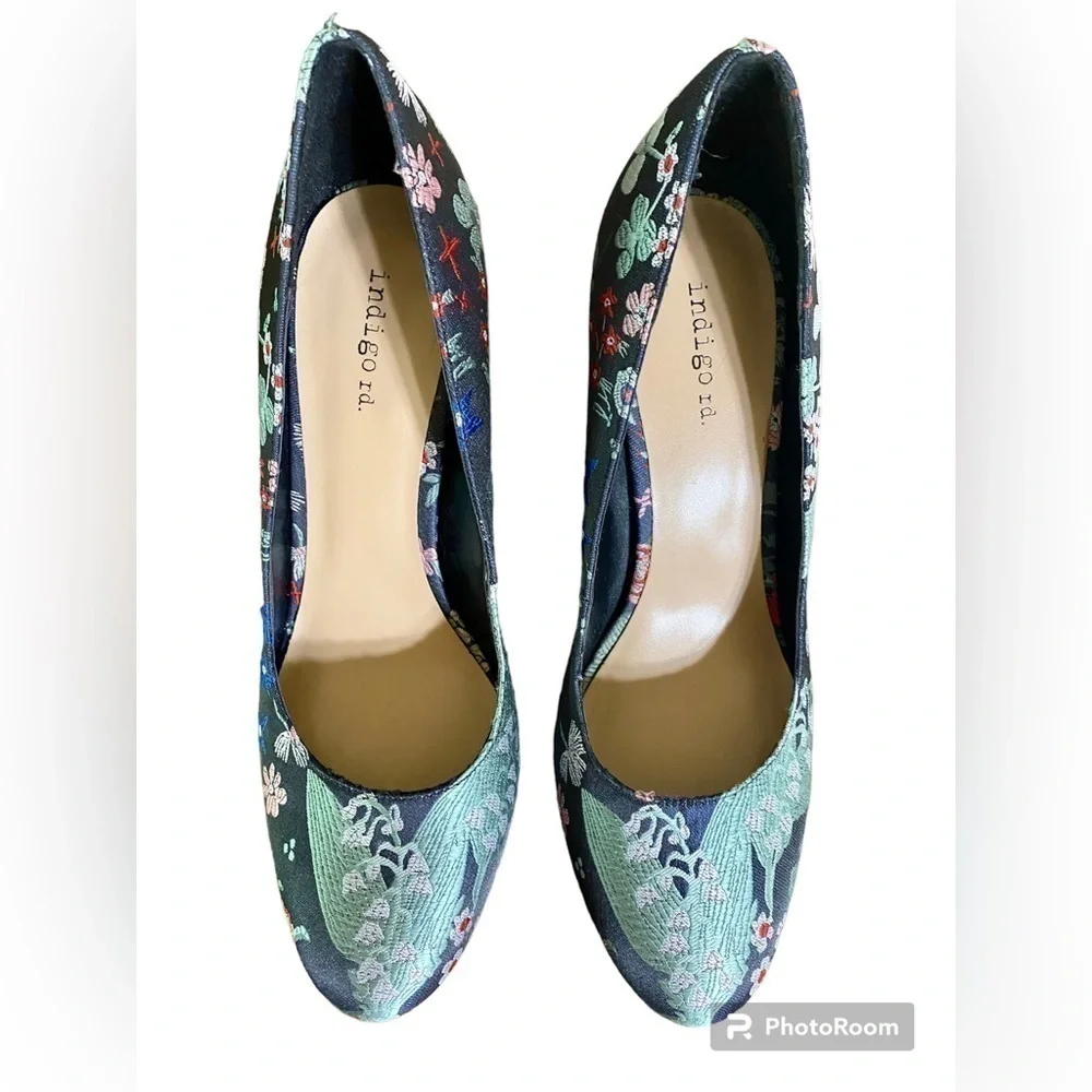 INDIGO rd. NWOB- size 9.5 Chunky High 4” Heels. Eastern inspired fabric. New!